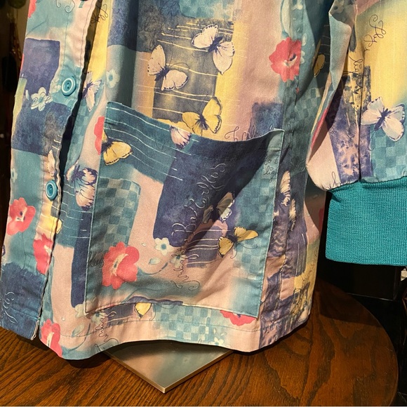 Women’s Butterfly Nurse Scrub Jacket (Medium) - Picture 7 of 8